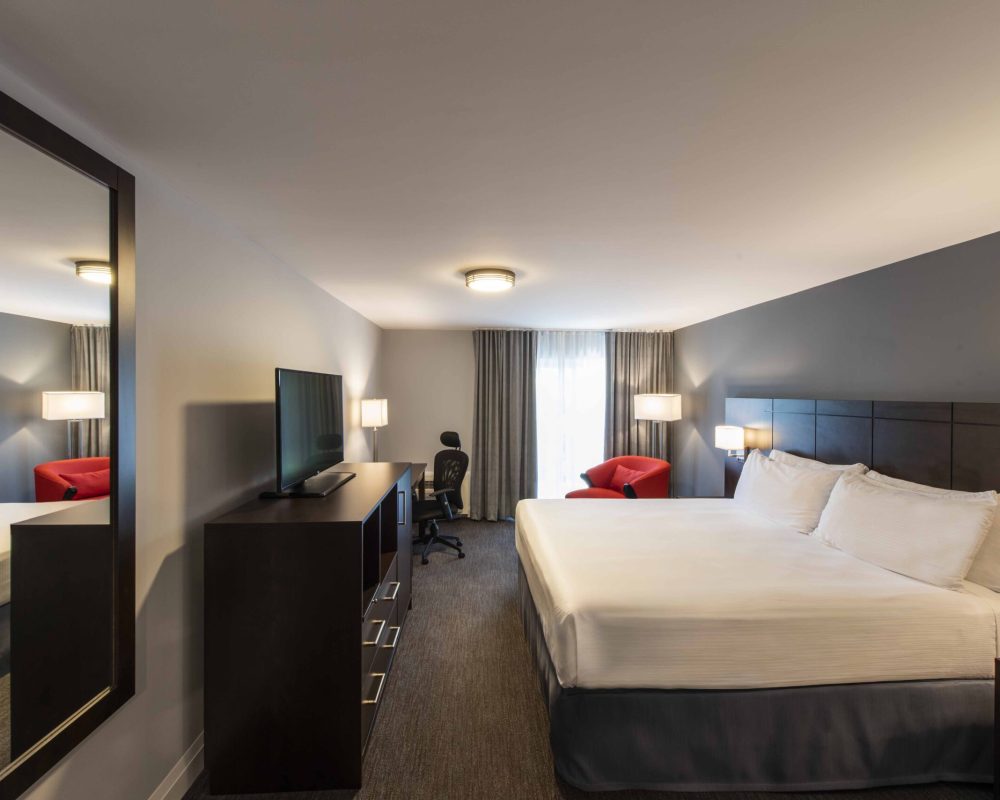 Deluxe King room at Georgian bay Hotel best rooms in Collingwood copy